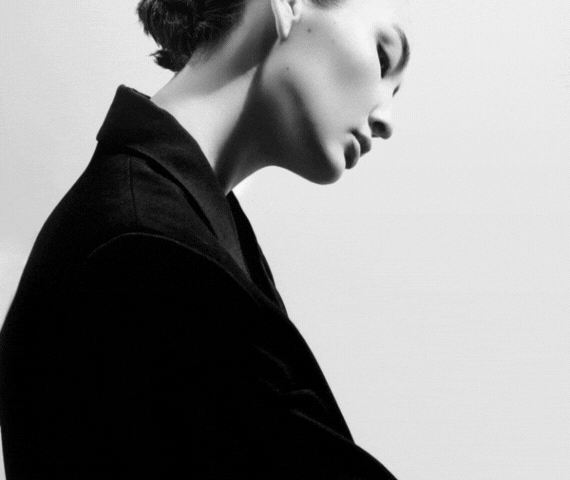 SHOP WOMAN